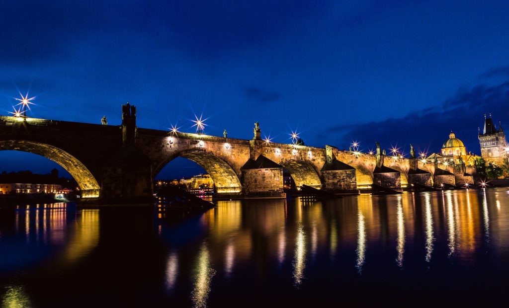 ponte-illuminato-notte-servizi-mariani-soluzioni-energetiche