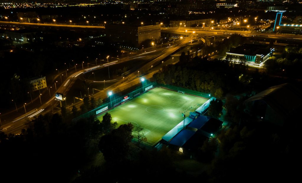 Visione aerea stadio illuminato in notturna -servizi-mariani-soluzioni-energetiche