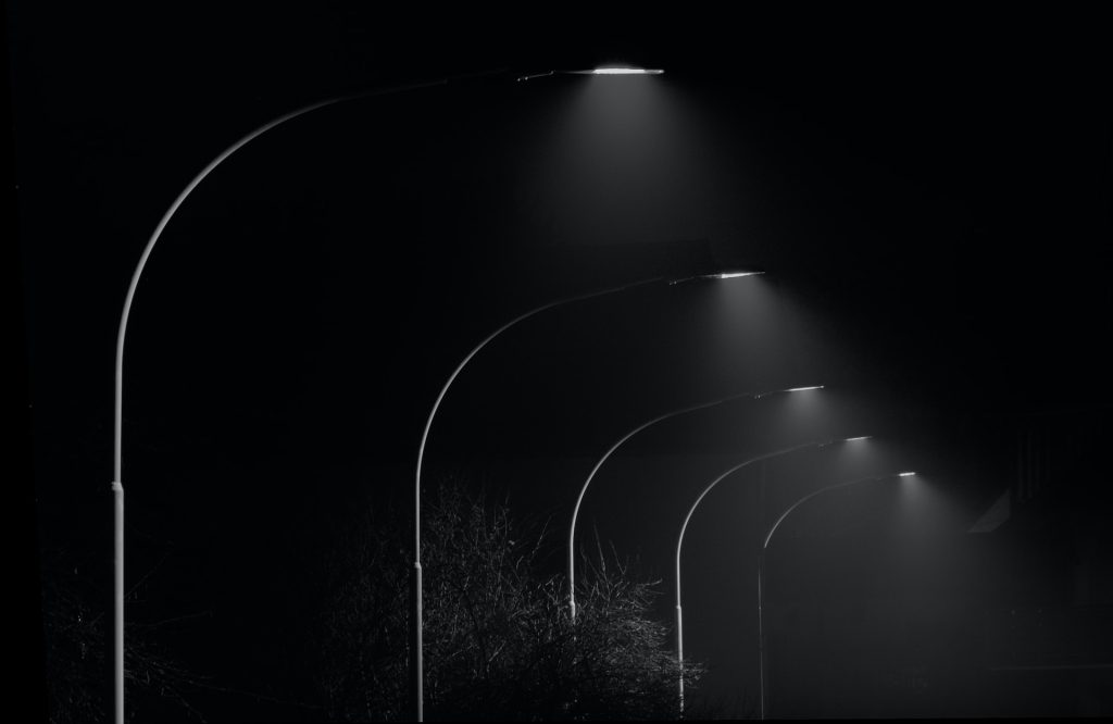 Viale lungomare illuminato con impianto a led di notte - Servizi e soluzioni energetiche Mariani Marche