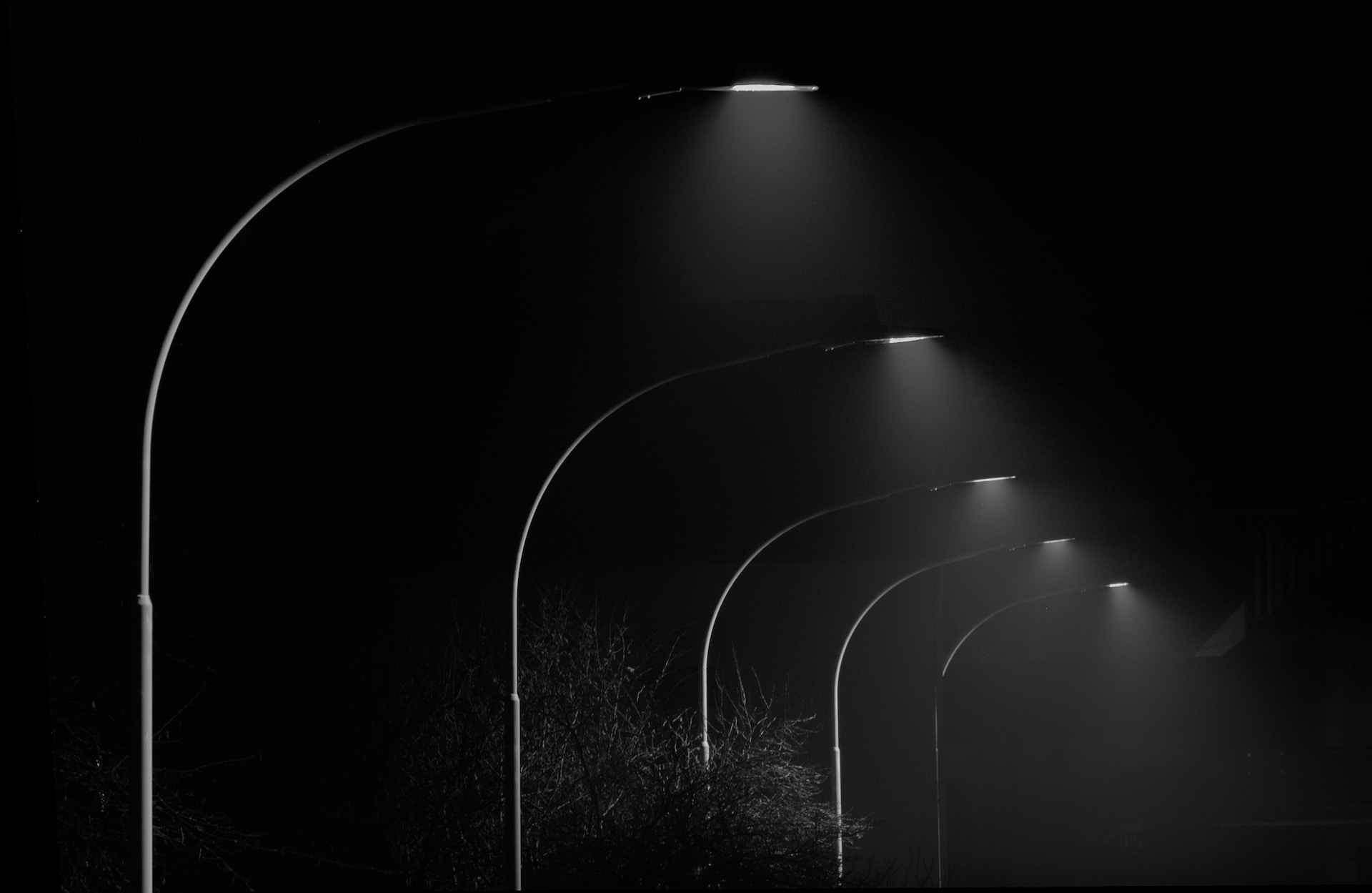 Viale lungomare illuminato con impianto a led di notte - Servizi e soluzioni energetiche Mariani Marche