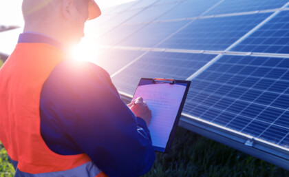 Operaio che monitora lo stato dei pannelli fotovoltaici